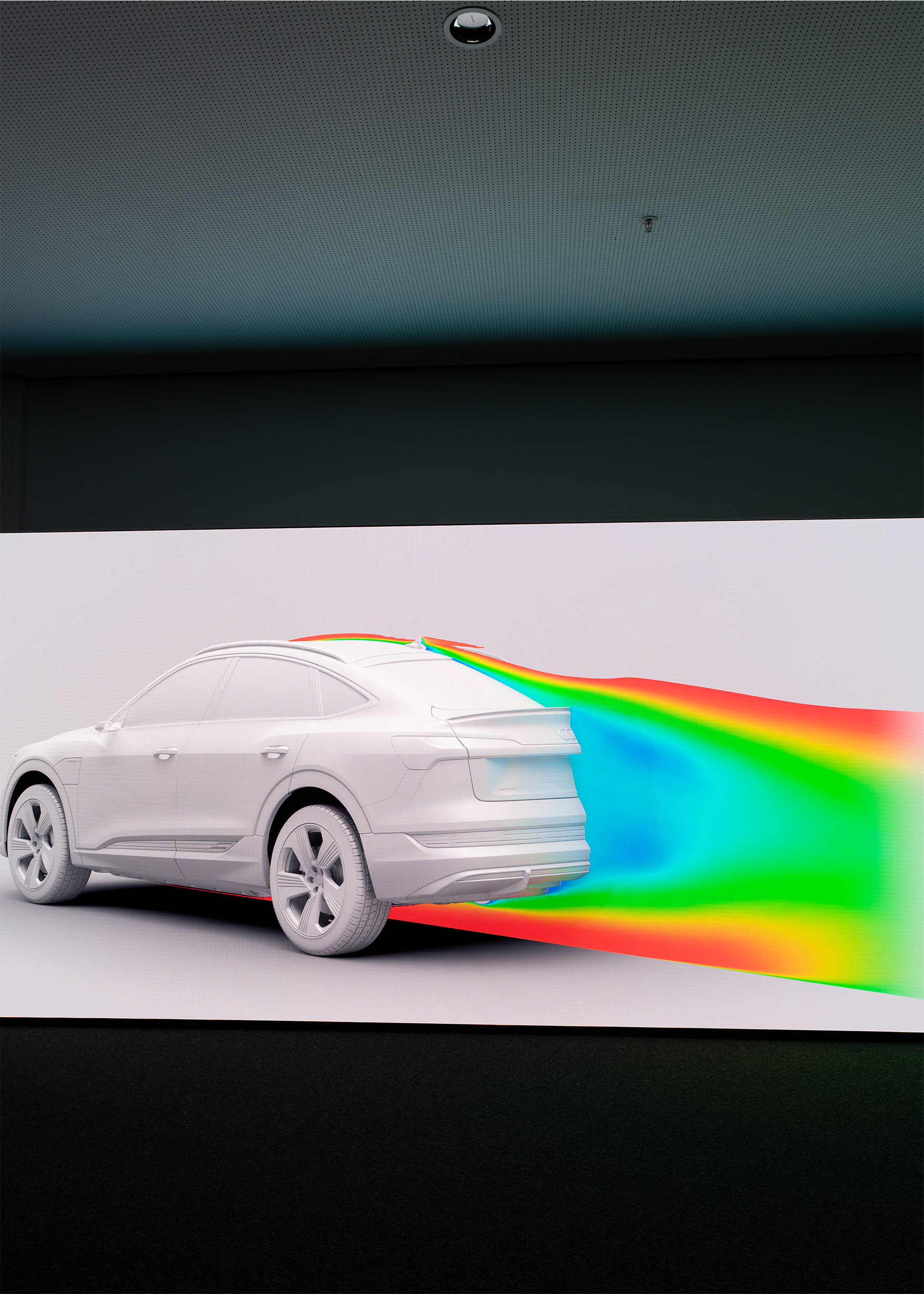 Fargene markerer luftstrømmene bak bilen.