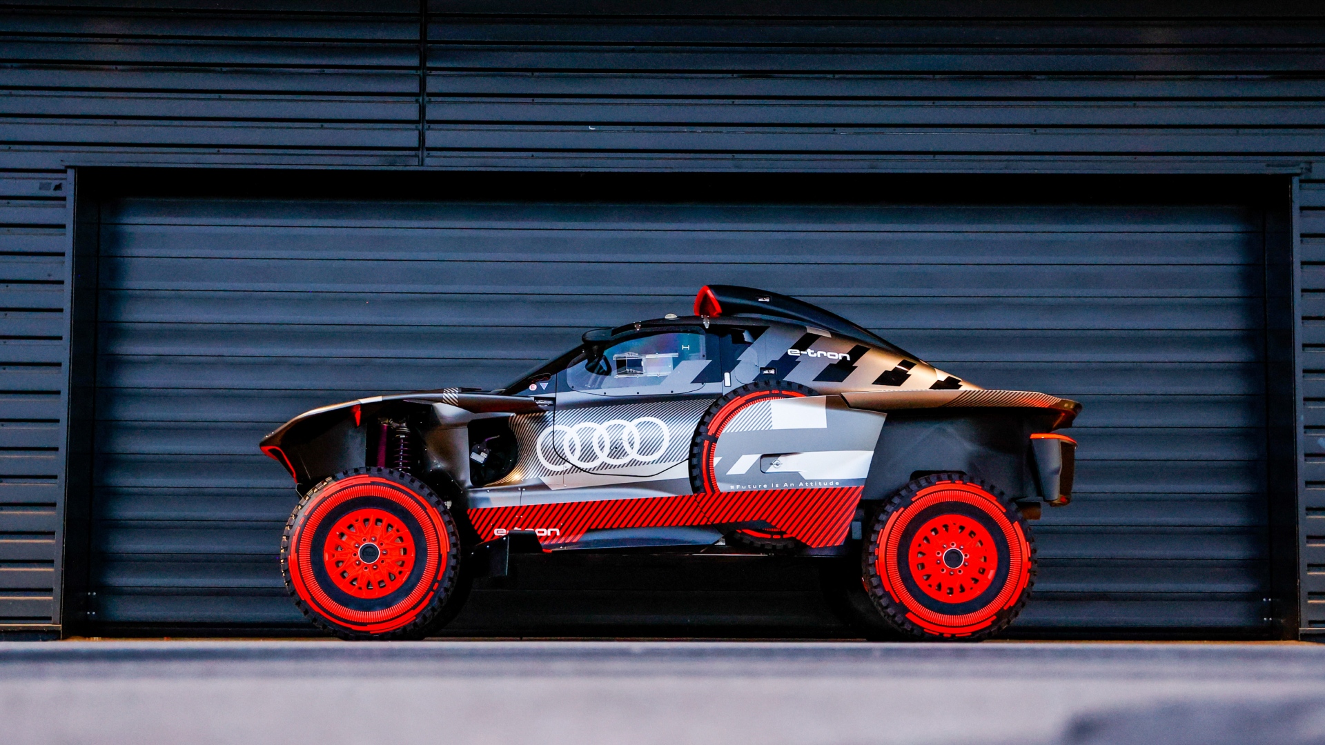 Audi RS Q e-tron parkert foran en garasje.