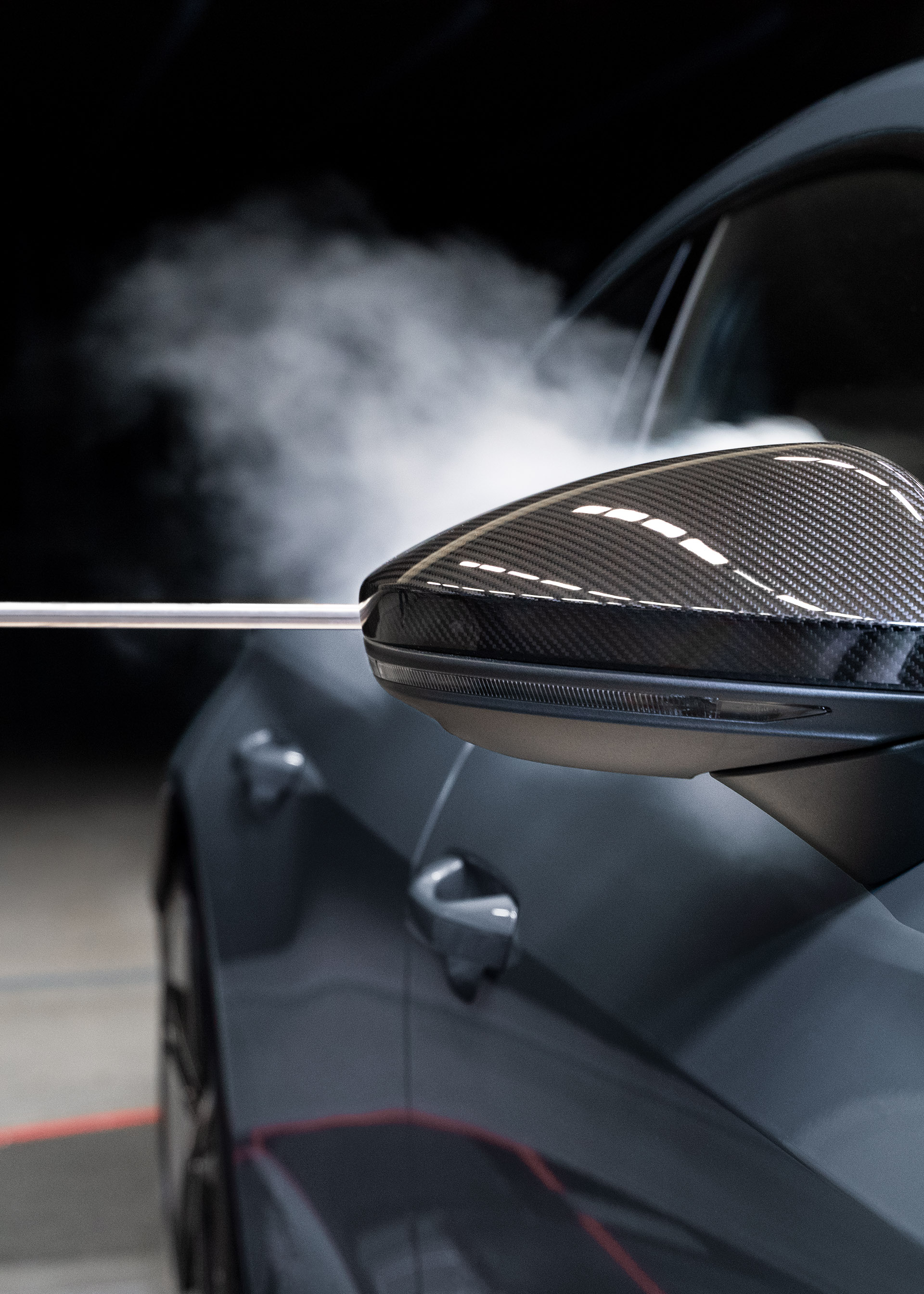 Røyk strømmer fra sidespeilet og videre langs karosseriet til Audi RS e-tron GT.