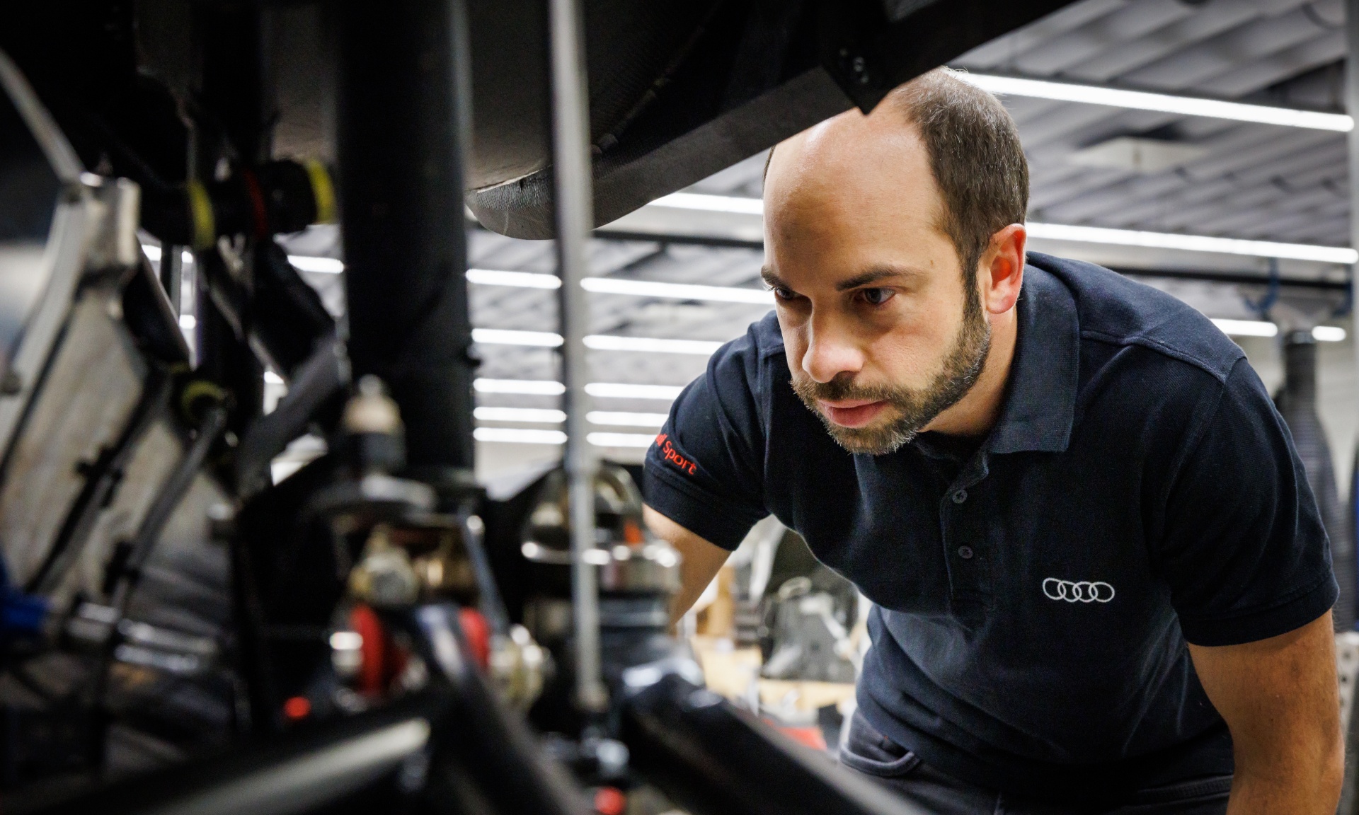 Benedikt Brunninger inspiserer en detalj på den demonterte Audi RS Q e-tron.