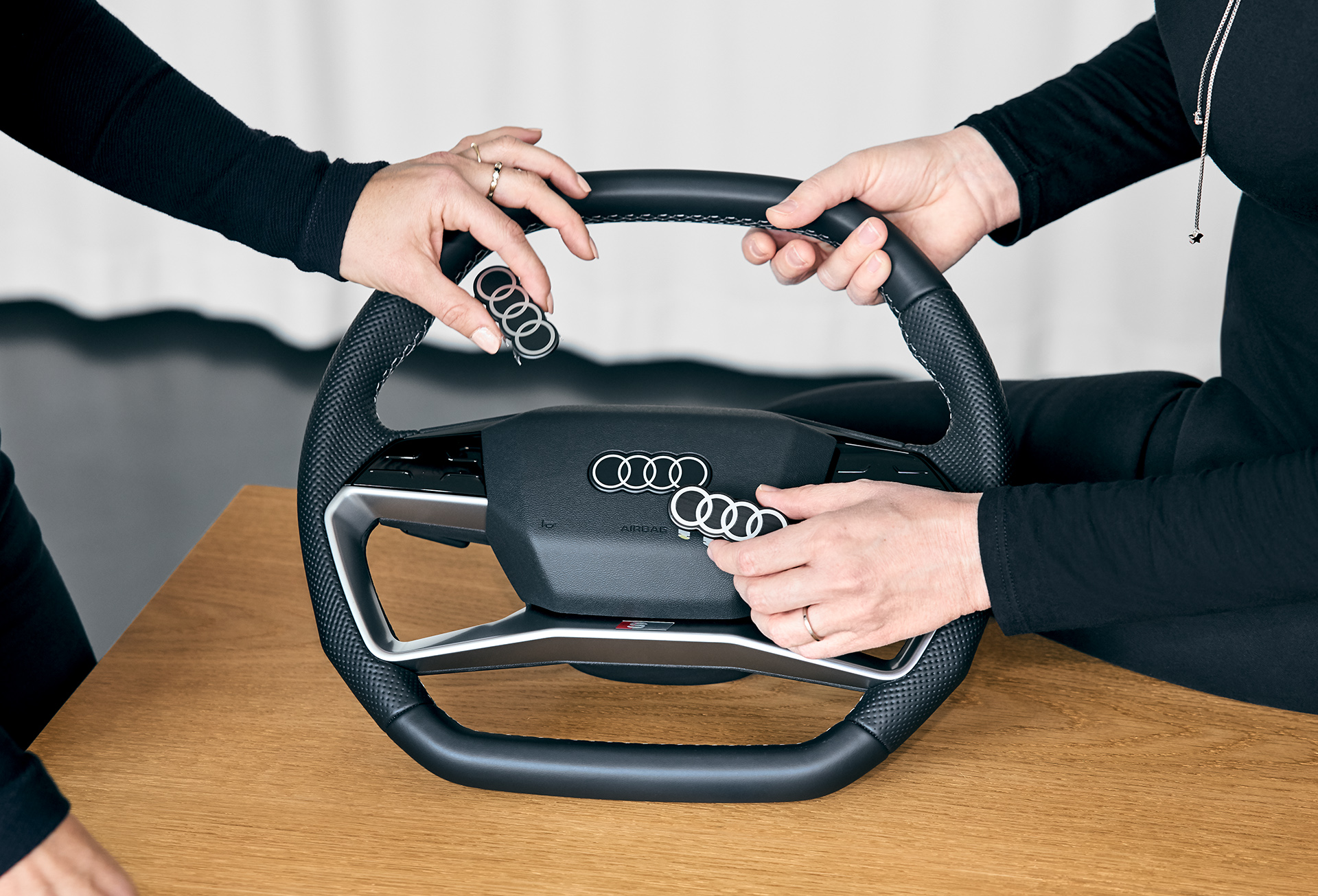 Eksempler på de nye Audi-ringene på rattet til Audi Q4 e-tron