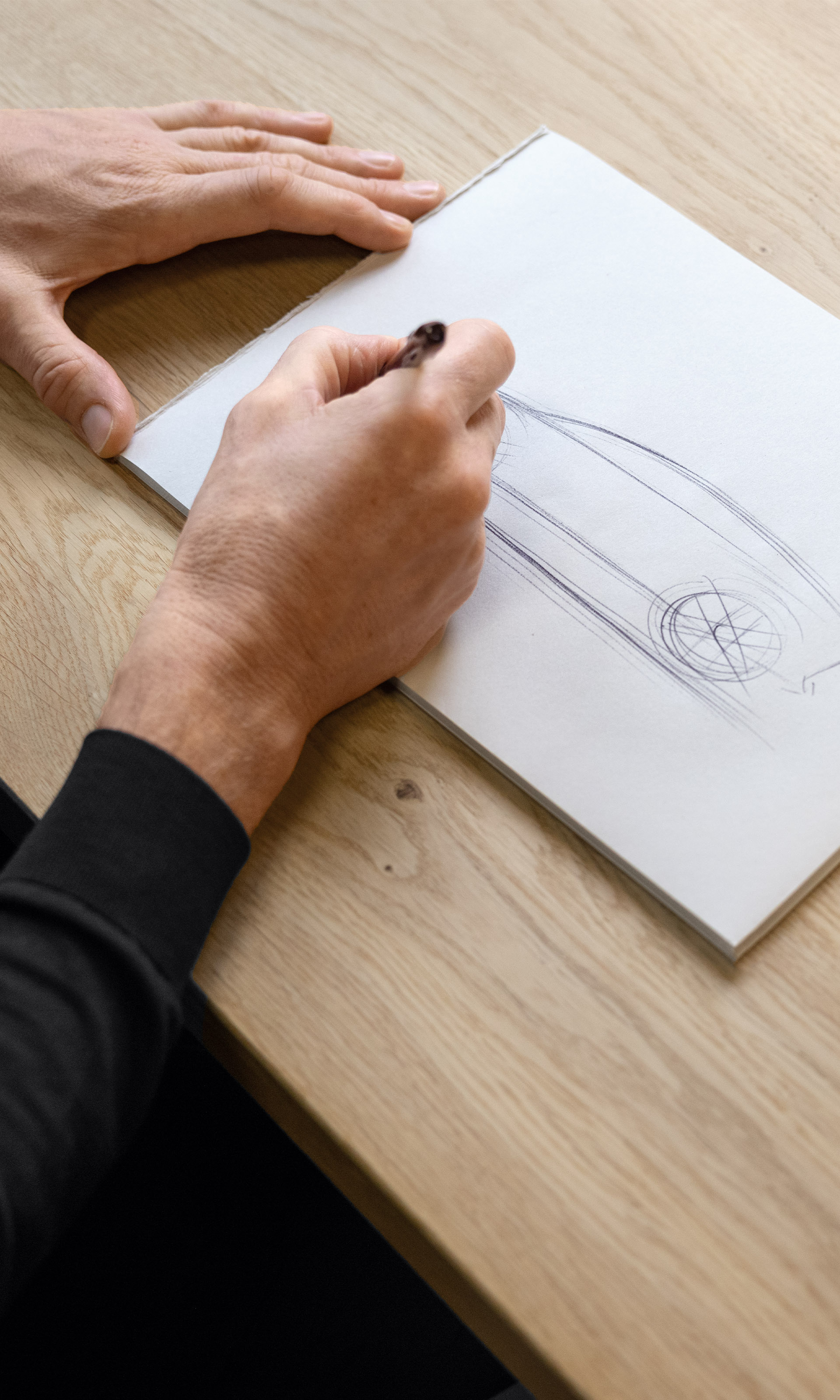Marc Lichte tegner en skisse av en bil.