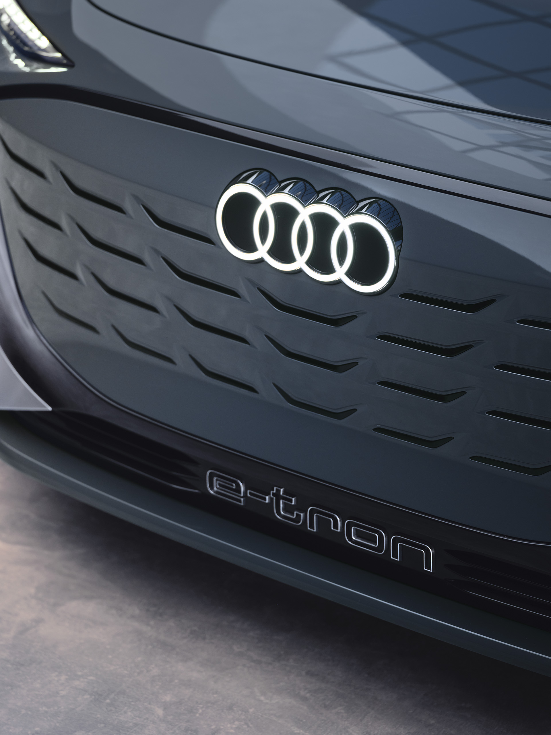 Nærbilde av singleframe-grillen på Audi A6 Avant e-tron concept.
