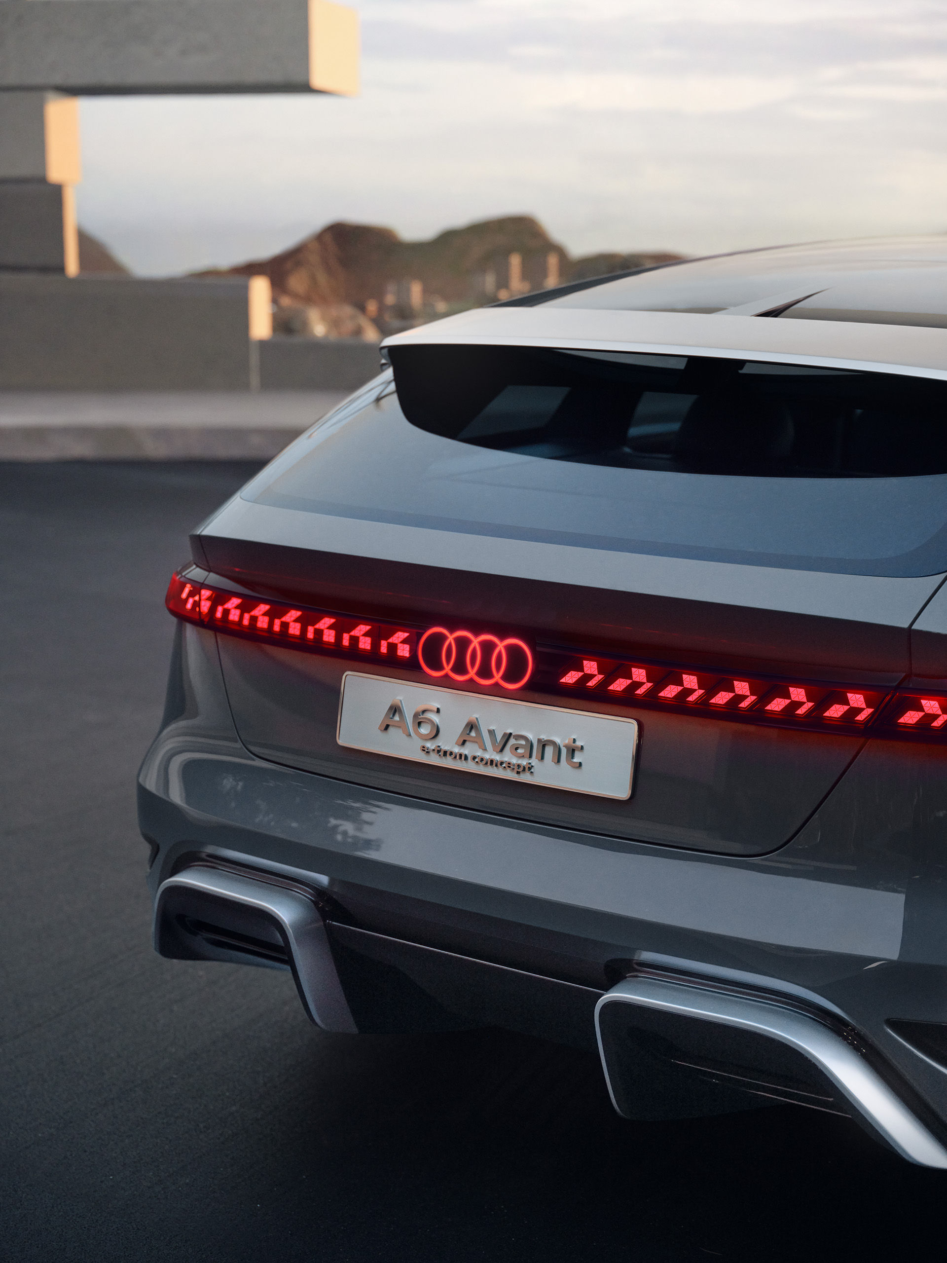 Lysbåndet på hekken til Audi A6 Avant e-tron concept.