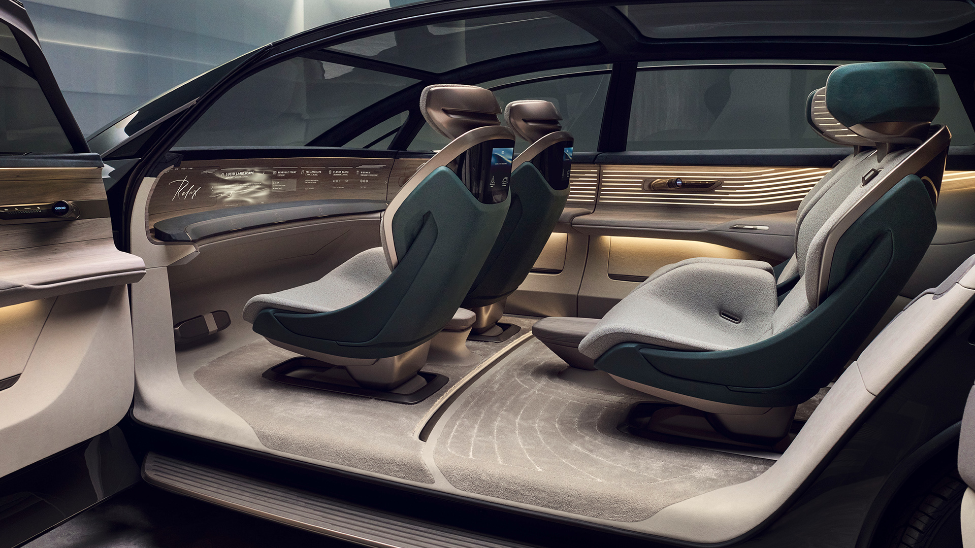 Kupeen i Audi urbansphere concept sett gjennom de åpne dørene.