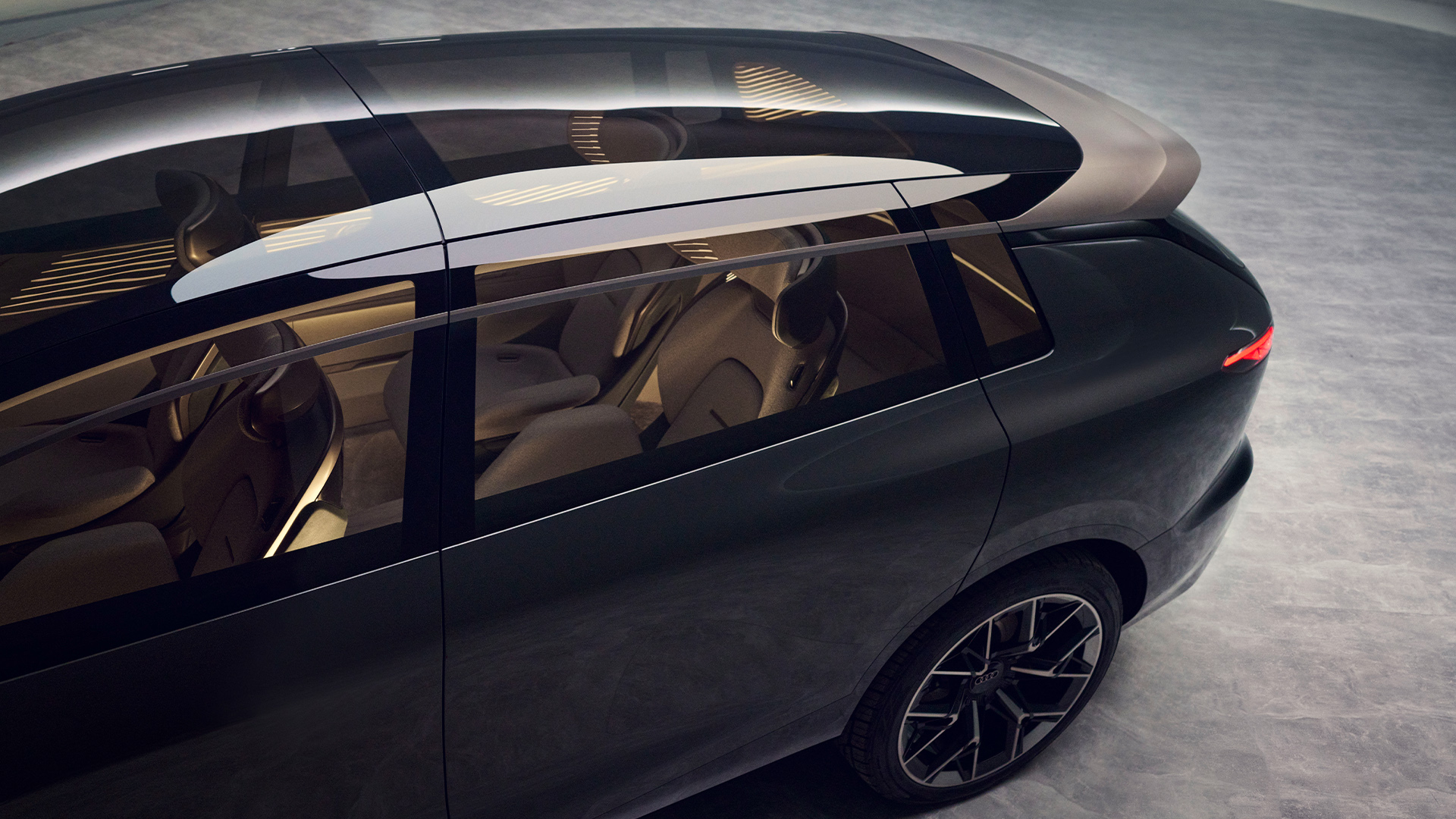 Kupeen i Audi urbansphere concept sett gjennom glasstaket.