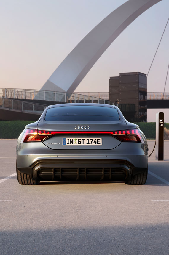 Audi e-tron GT sett bakfra